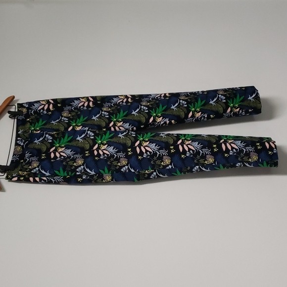 Boden Dark Floral Capri Pants Cropped Size 4 - Picture 3 of 13